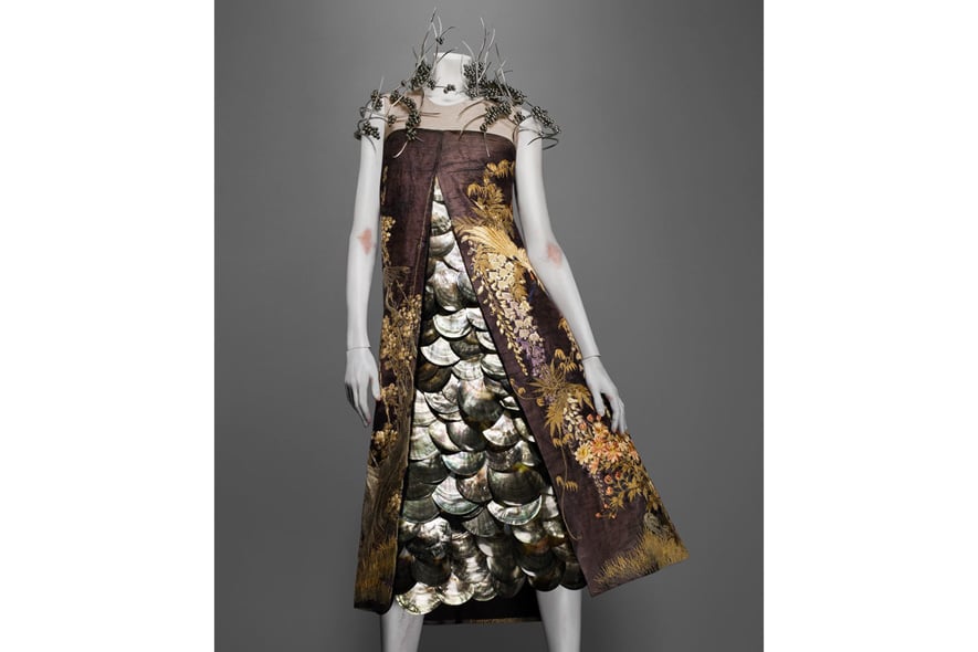 Alexander McQueen abito ricamato con dettagli di conchiglie e perle