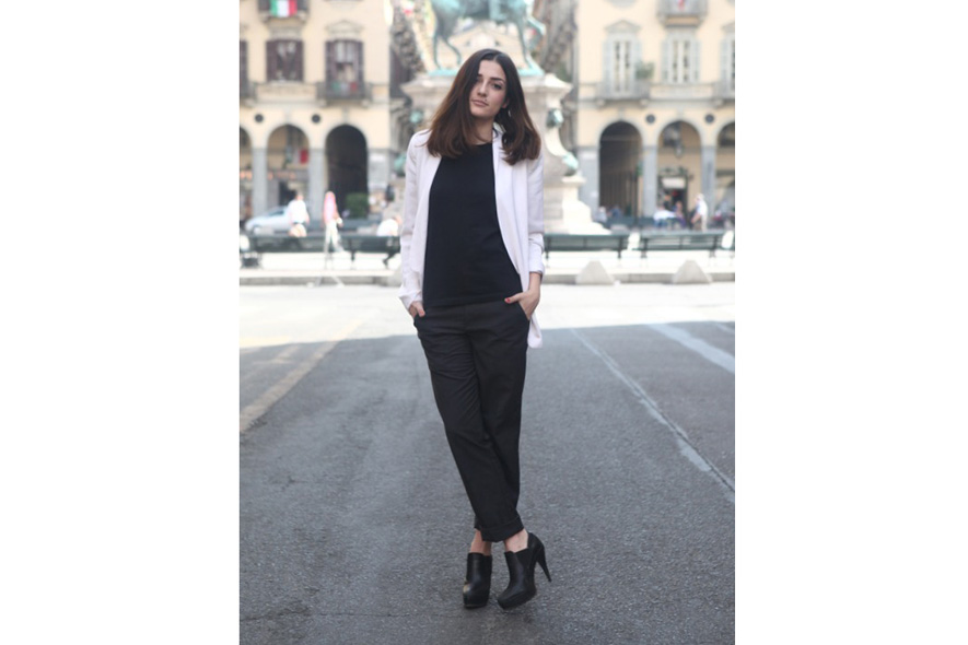 look minimal sera giacca maschile, t-shirt nera, pantaloni e tronchetti 1