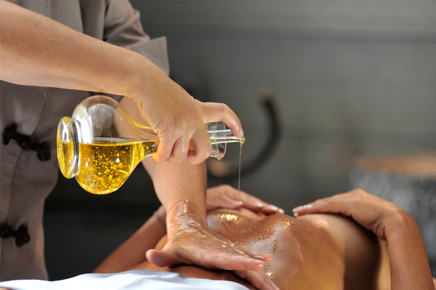 Massaggi anti crisi? Saturnia investe sull’oro