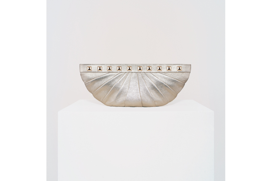 Stark clutch mezzaluna borchie argento