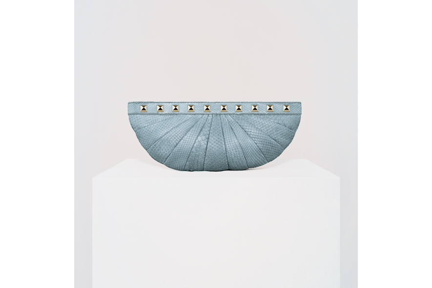 Stark clutch mezzaluna borchie azzurra