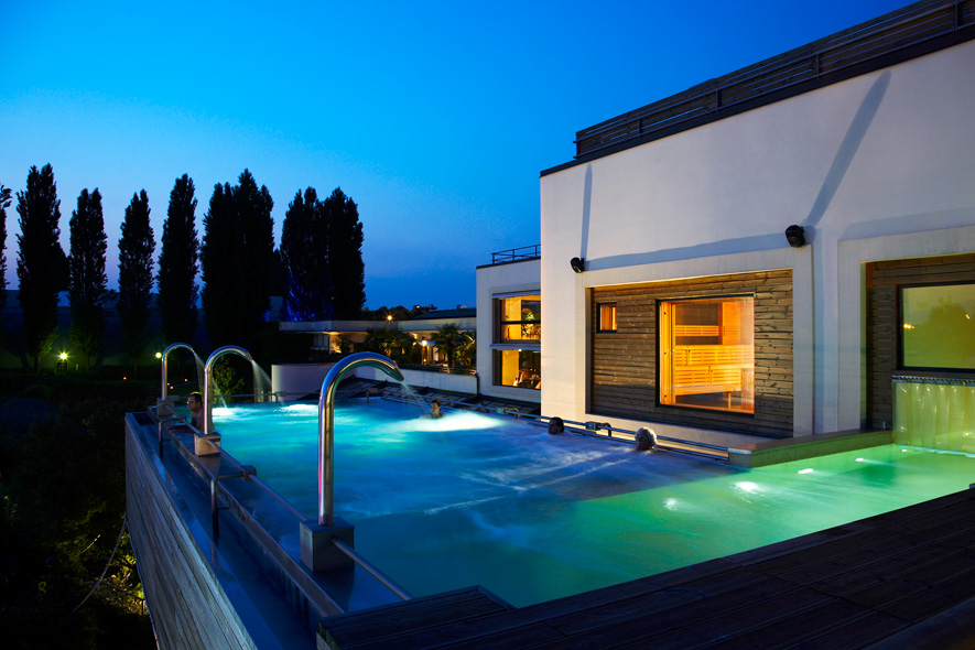 La piscina dell’Aspria Harbour Club SPA di notte