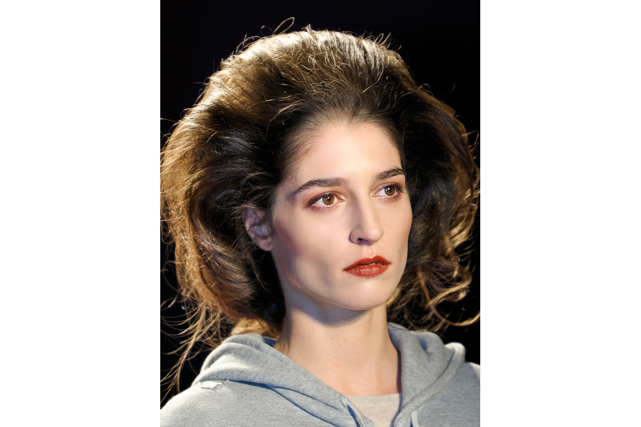 Volume hair: capello lavorato con lacca e gel per Chadwick Bell