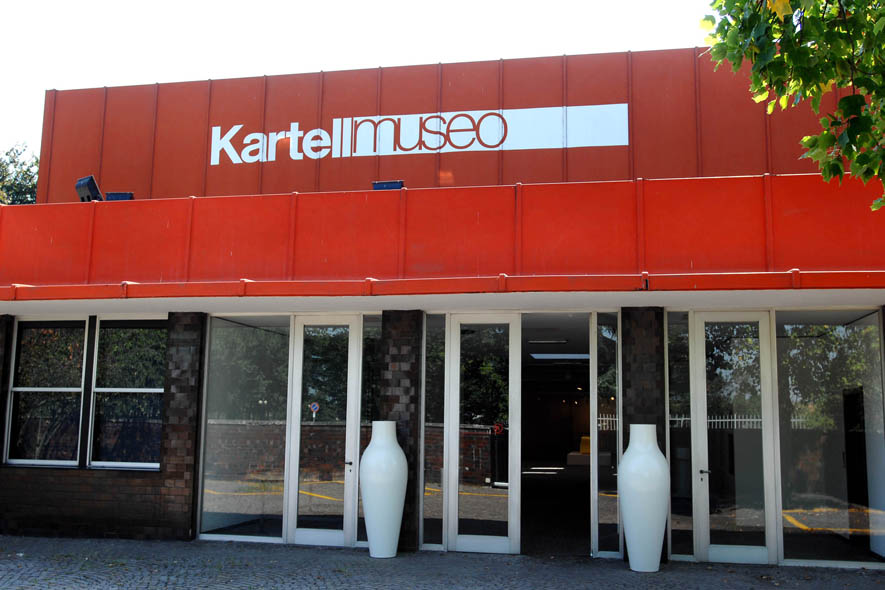 L’ingresso del museo Kartell, presso gli headquarters a Noviglio, in provincia di Milano
