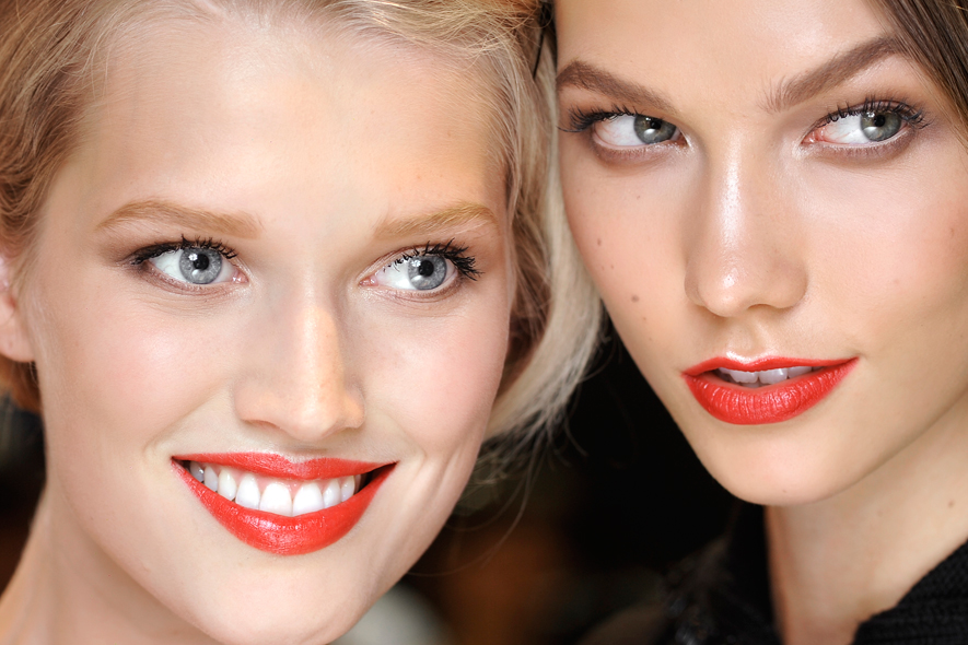 Denti bianchi con il make up: esaltiamoli con rossetti e gloss
