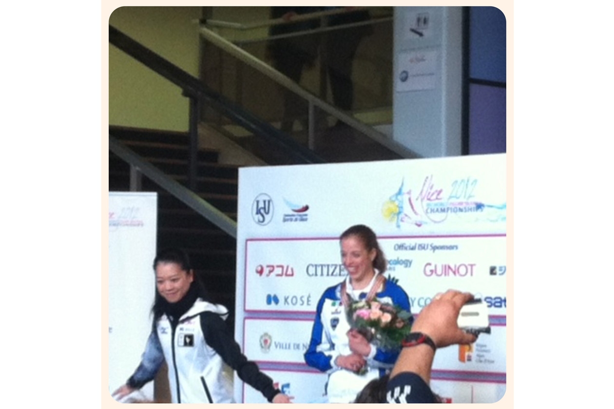 Carolina Kostner, (primo posto) e Akiko Suzuki (terzo) durante la premiazione prima del Gala