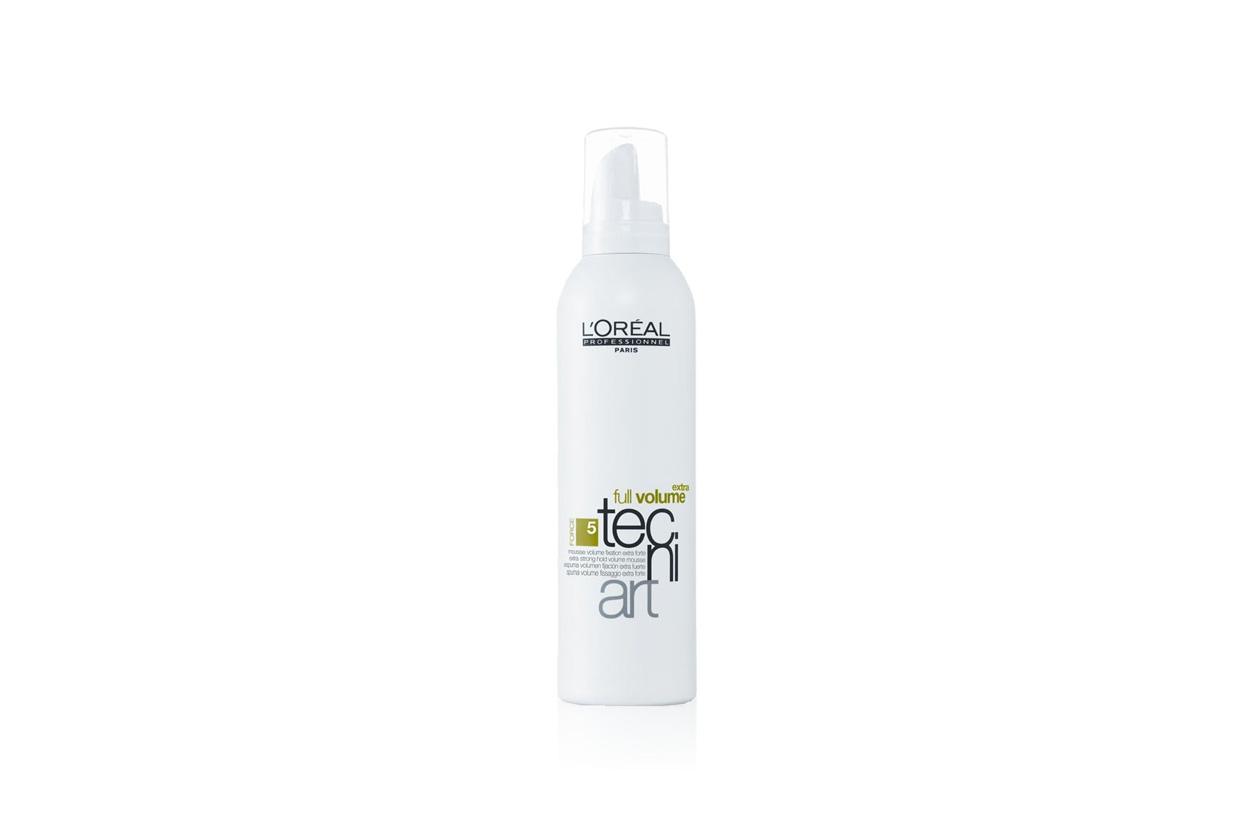 Ideale per essere lavorata con le mani o con il diffusore la mousse Full Volume Tecni.art di L’Oréal Professionel