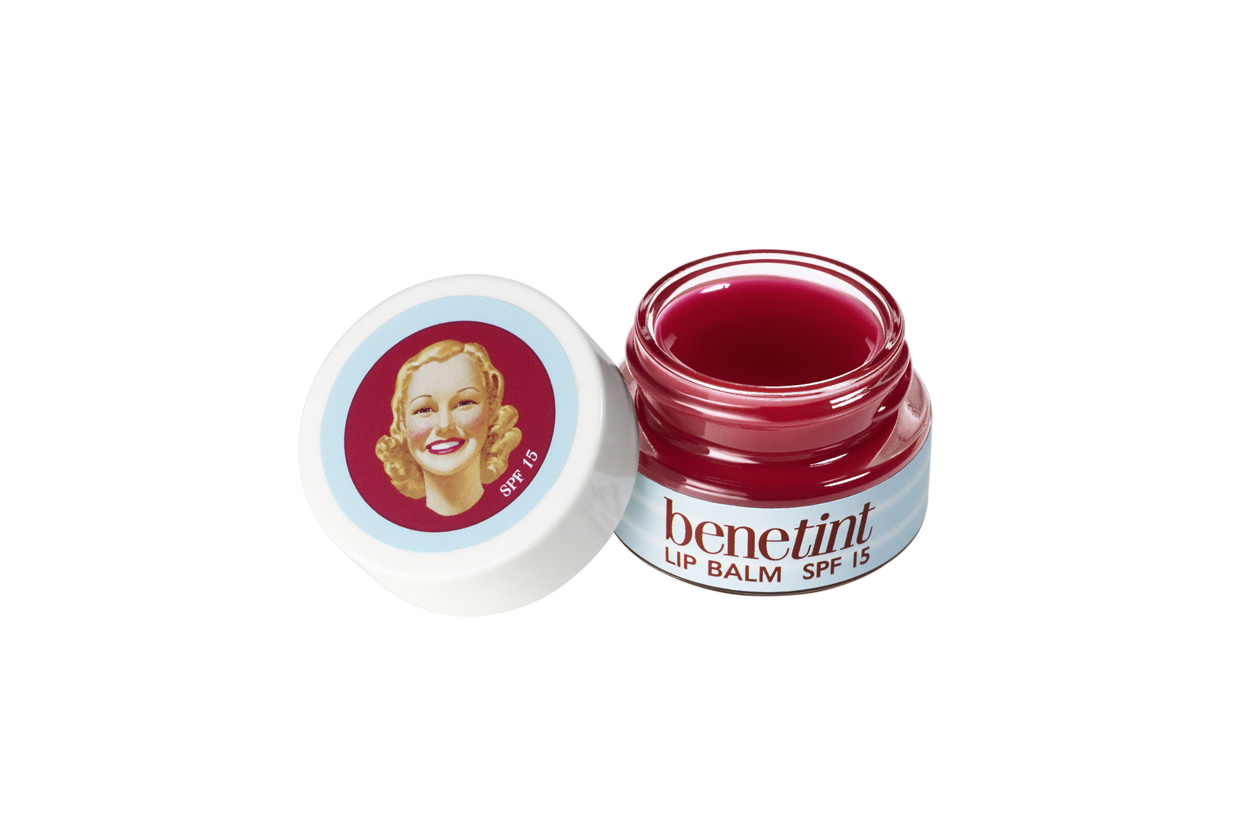 Il Benetint Lip Balm di Benefit contiene un filtro solare che protegge le labbra dall’azione negativa dei raggi solari