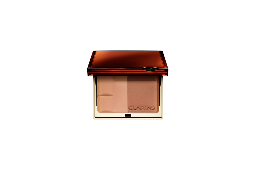 Il Bronzing Powder di Clarins ha due nuance, una per scolpire lo sguardo, l’altra per illuminarlo