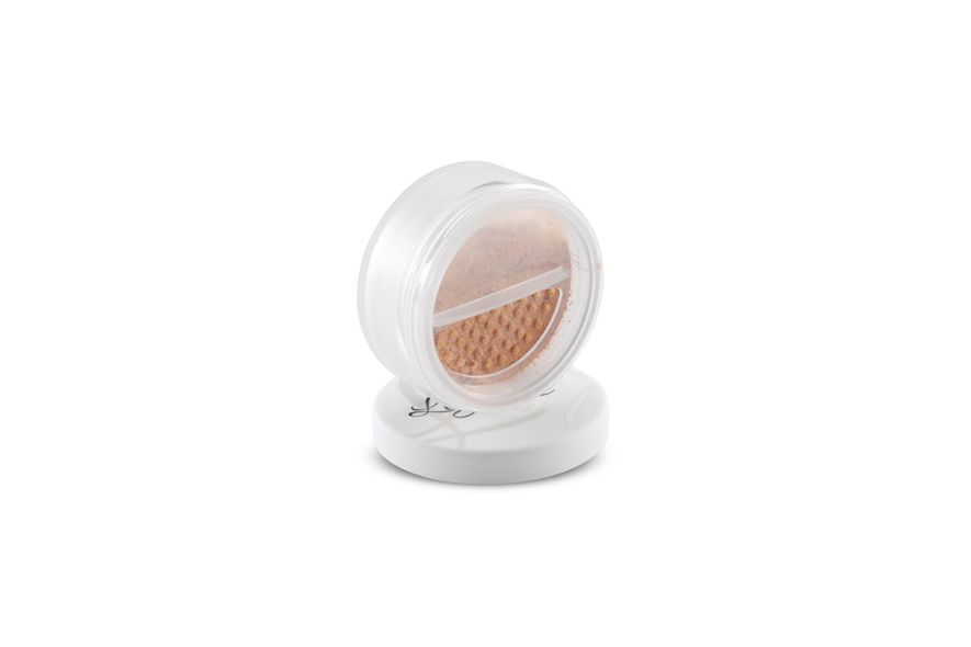 Il bronzer illuminante di Lily Lolo ha una consistenza setosa