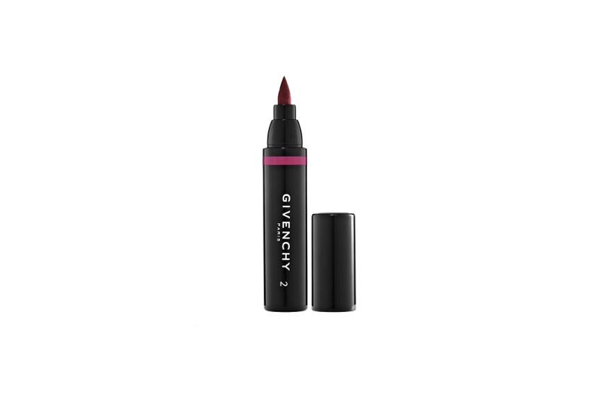 Il pennarello a punta rigida del lip stain Givenchy definisce bene i contorni