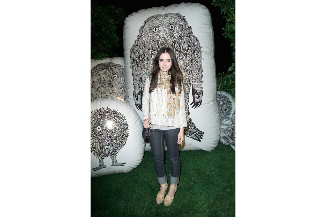 Lily Collins in Windbreaker Summer Boucle Pebbled Beige, Woven Sandal in Wheatfield Mixed Material, Squar ePrinted Scarf in Multicolour Bonkers Beach Print and carrying Lily with Tassels in Ink Blue 2