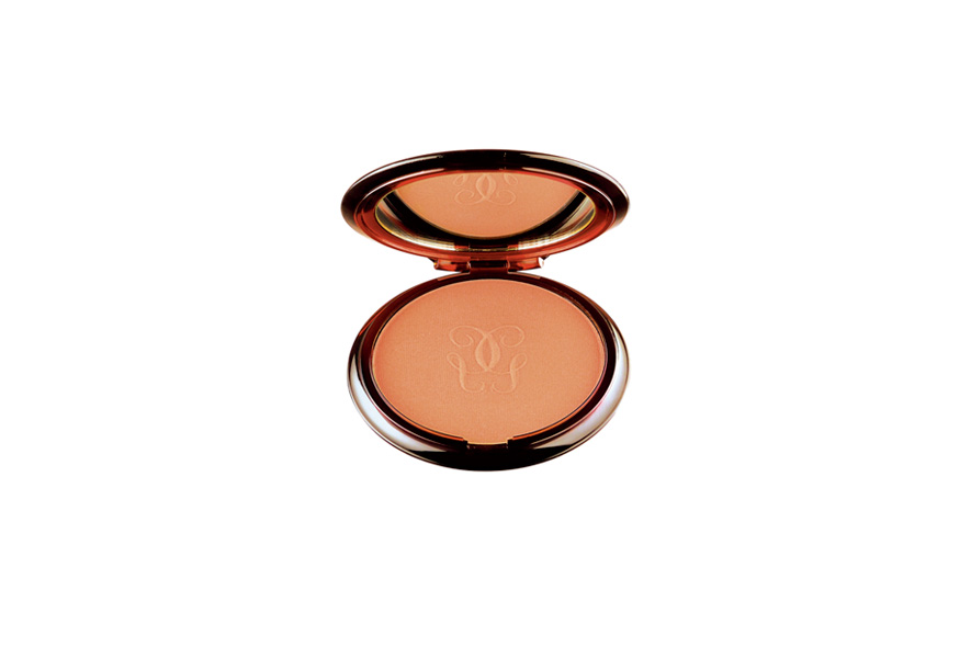 No alla fake tan: i riflessi d’oro e pesca del bronzer by Guerlain, mixati con un pizzico di rosa regalano un colore assolutamente naturale