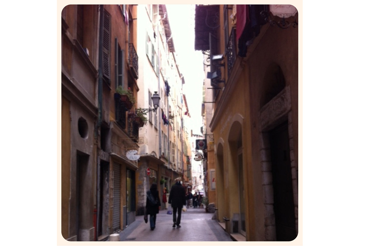 Una via del centro storico di Nizza