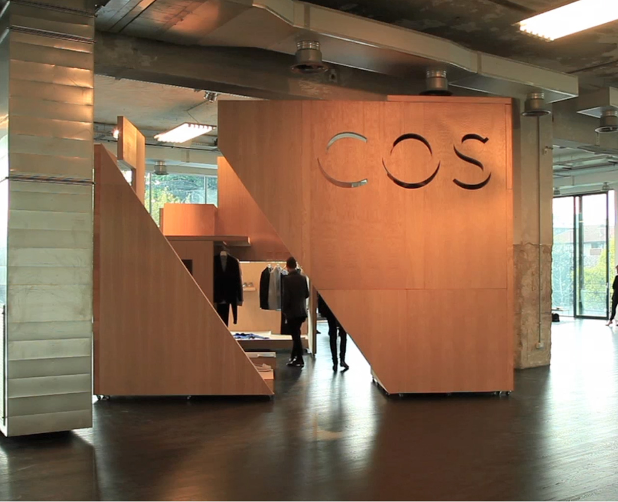 COS: il pop up store a Milano