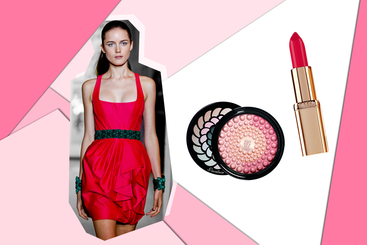 Fucsia intenso anche per il mini dress di Andrew GN. Sul viso una polvere luminosa e labbra intense (Guerlain – L’Oréal Paris)