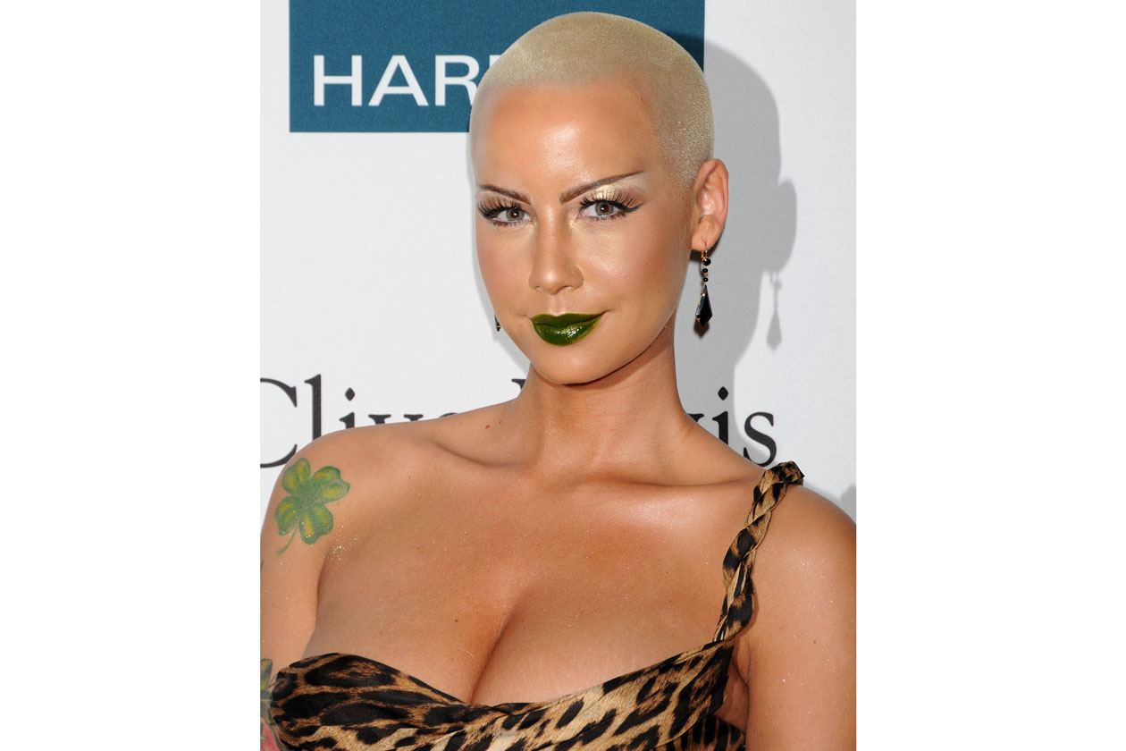 Amber Rose si fa notare per la testa rasata (o quasi) che sfoggia con disinvoltura come le sue forme abbastanza generose