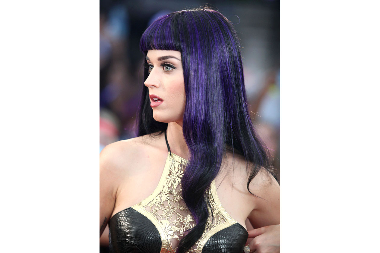 Dopo il rosa, il verde e il turchese, per Katy Perry è arrivato il momento dei capelli neri con striature blu