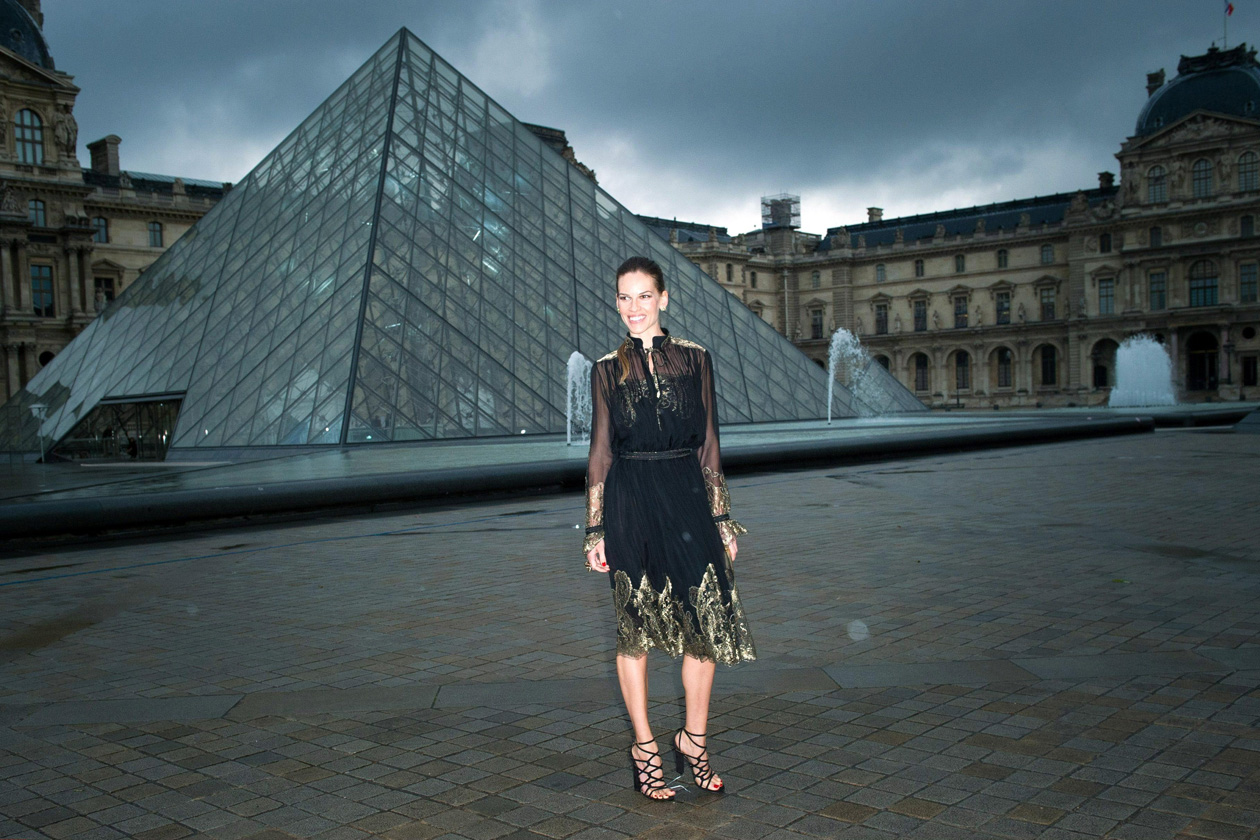 Hillary Swank louvre