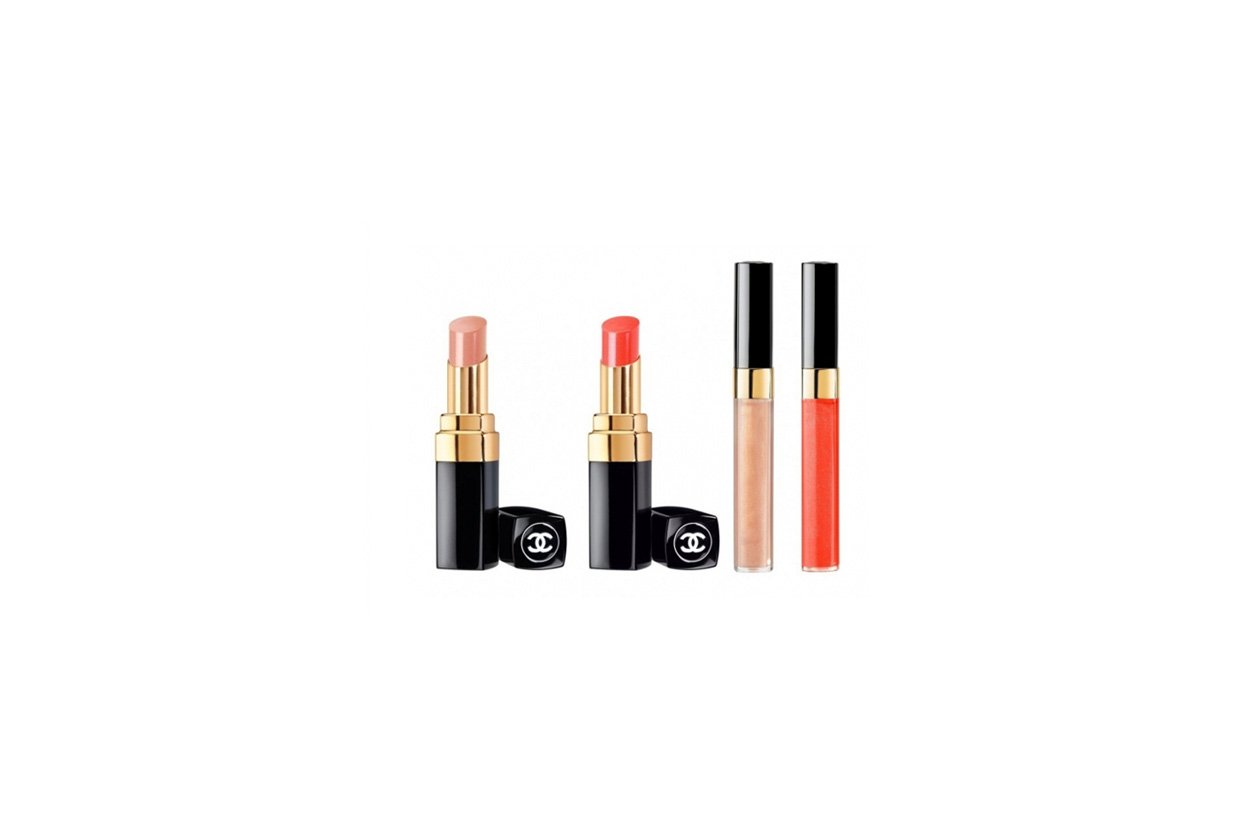 I gloss Chanel Sirocco (beige) e Calypso (corallo), riprendono le nuance dei lipstick Summertime per labbra iperscintillanti