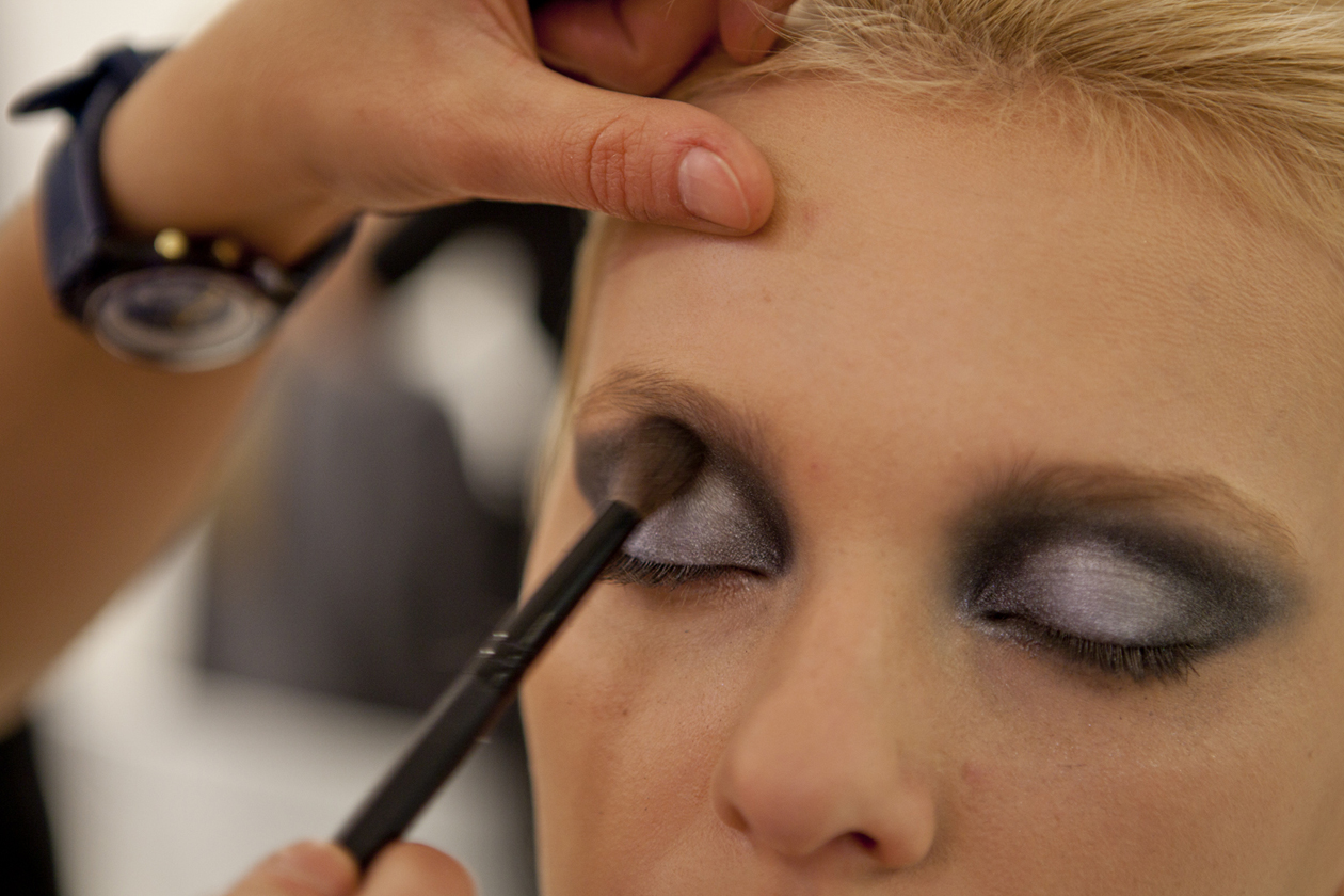 Il focus è sugli occhi: le modelle sfoggiano smoky dal verde, bellissimo di giorno, al nero e blu, perfetto per la sera