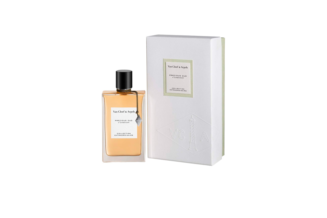 La nuova fragranza Precious Oud di Van Cleef & Arpels celebra il legno di Oud associandolo ai fiori