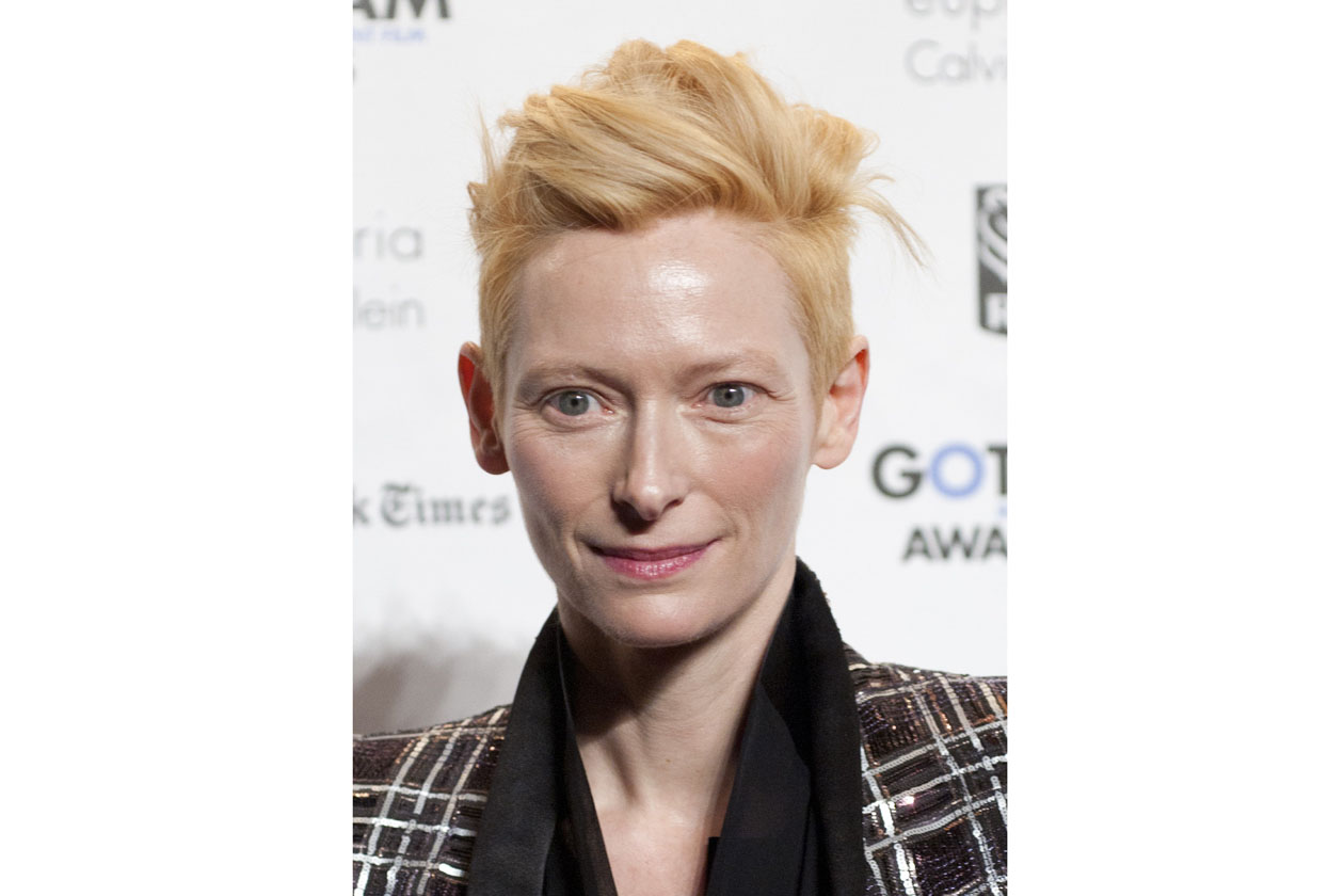 Look androgino per Tilda Swinton che al Festival di Cannes ha sfoggiato un capellocorto e un make up nude perfetto sulla sua pelle di porcellana