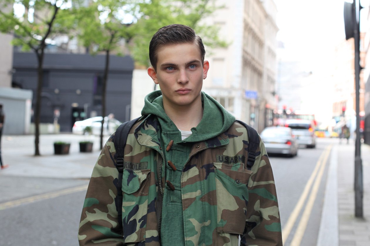 Modello ‘off duty’ con giacca militare oversize