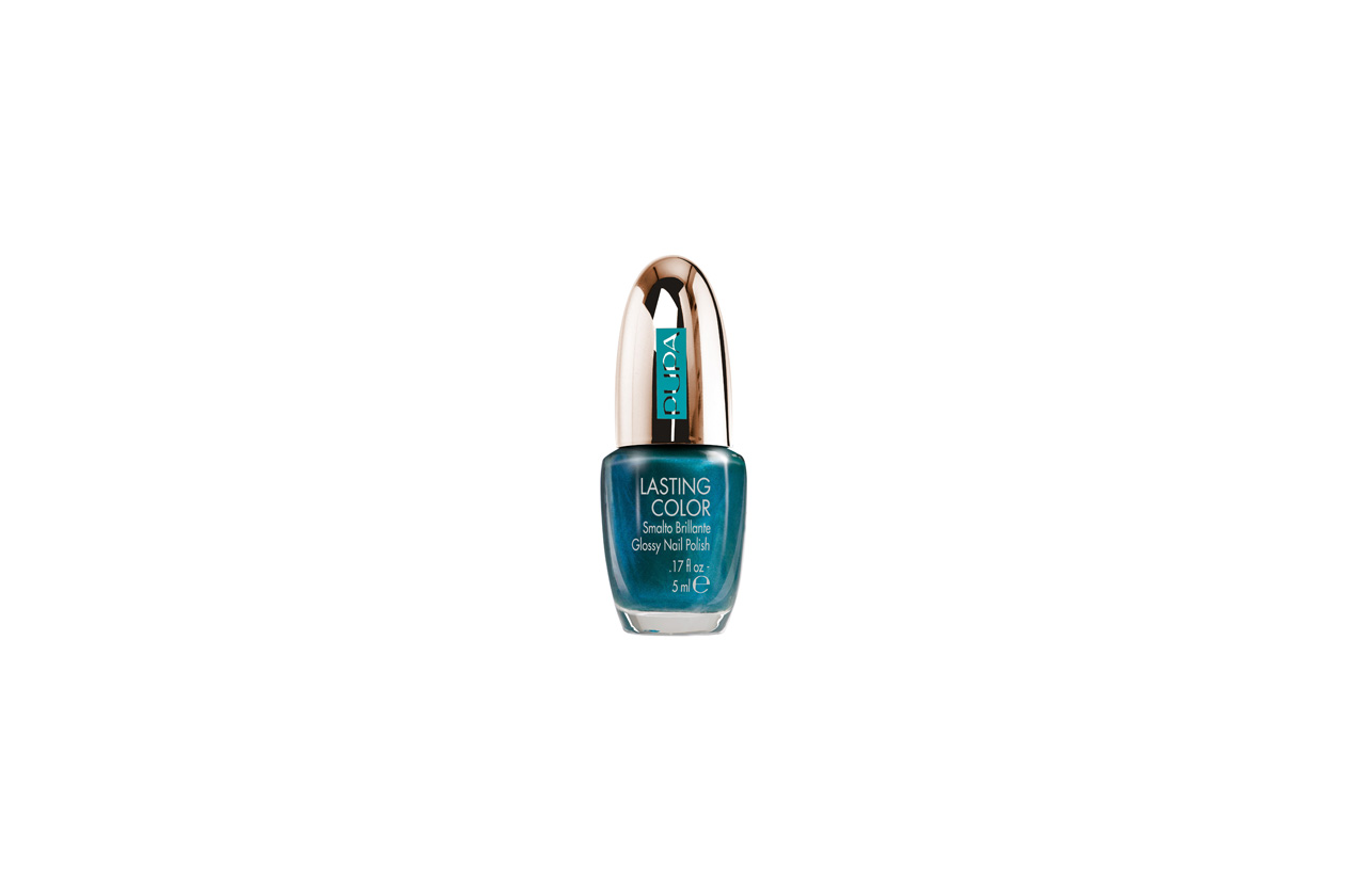 Per seguire il mood marino, consigliamo lo smalto St. Barths Turquoise 728 di Pupa, glossy, intenso e resistente