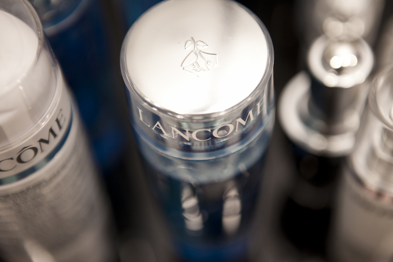 Prima di applicare le polveri, i make up artist di Sephora stendono sul viso con la crema Hydra Zen Neurocalm™ di Lancôme