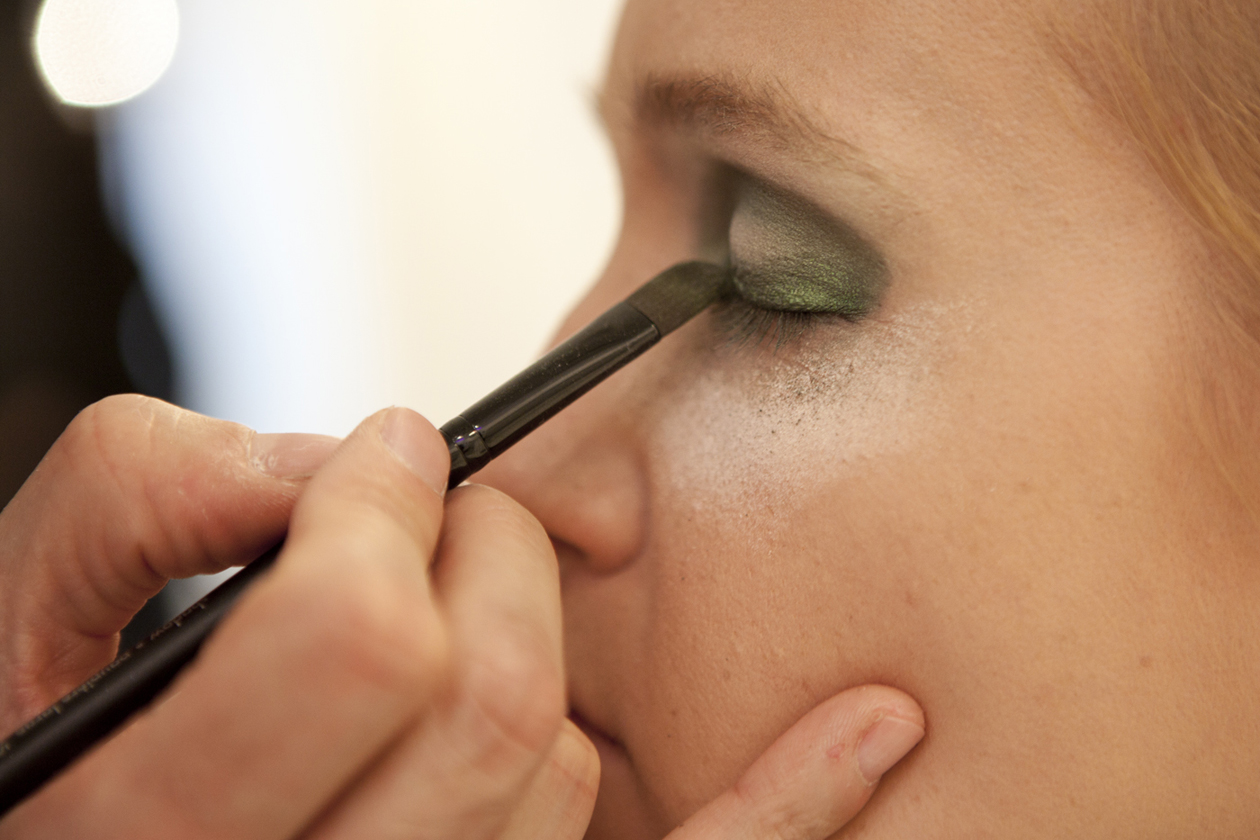 Prima di stendere l’ombretto verde, il consiglio del make up artist è di usare una crema contorno occhi come la Hydra Zen Yeux