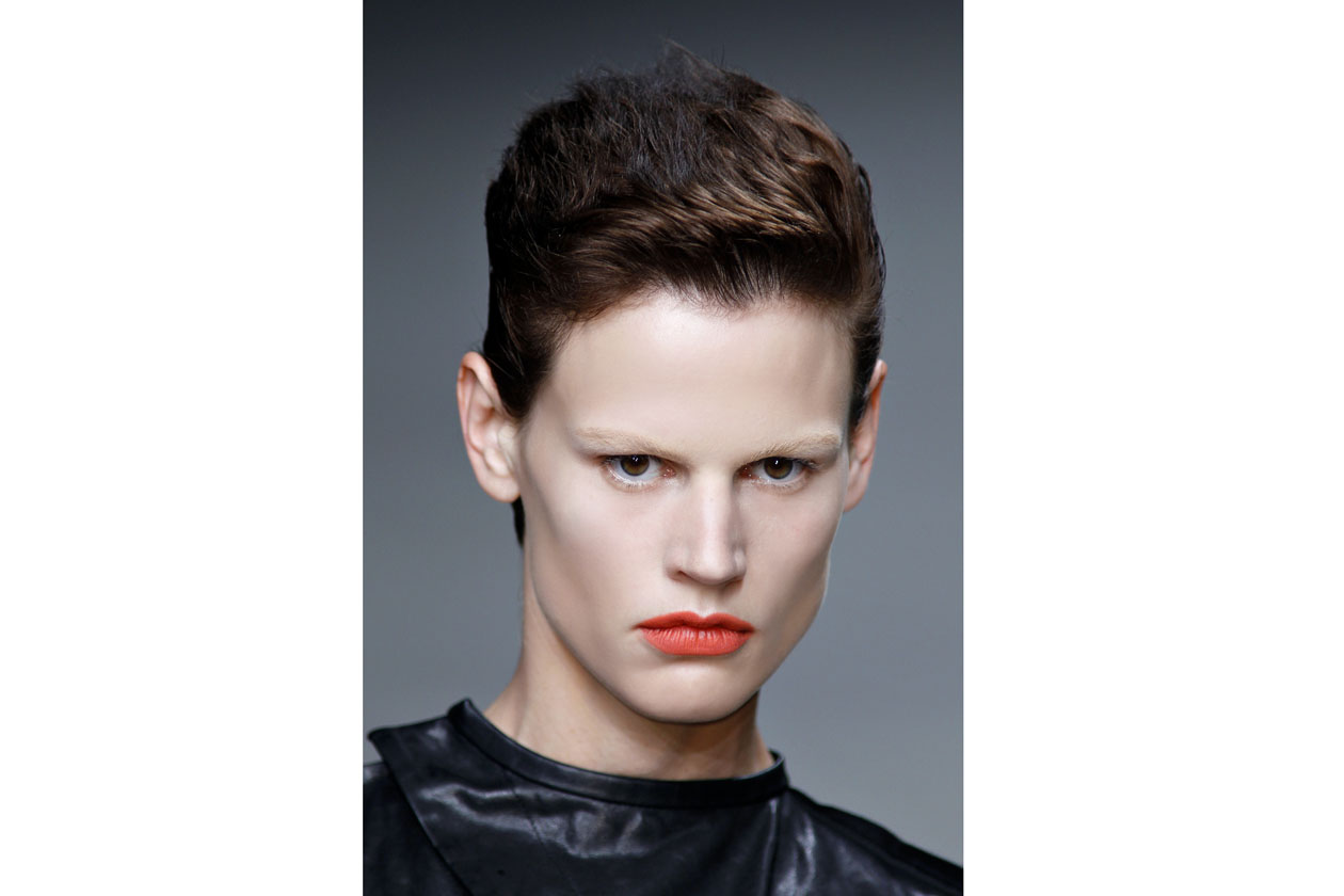 Rick Owens che spezza il taglio maschile con un lipstick arancione fluo