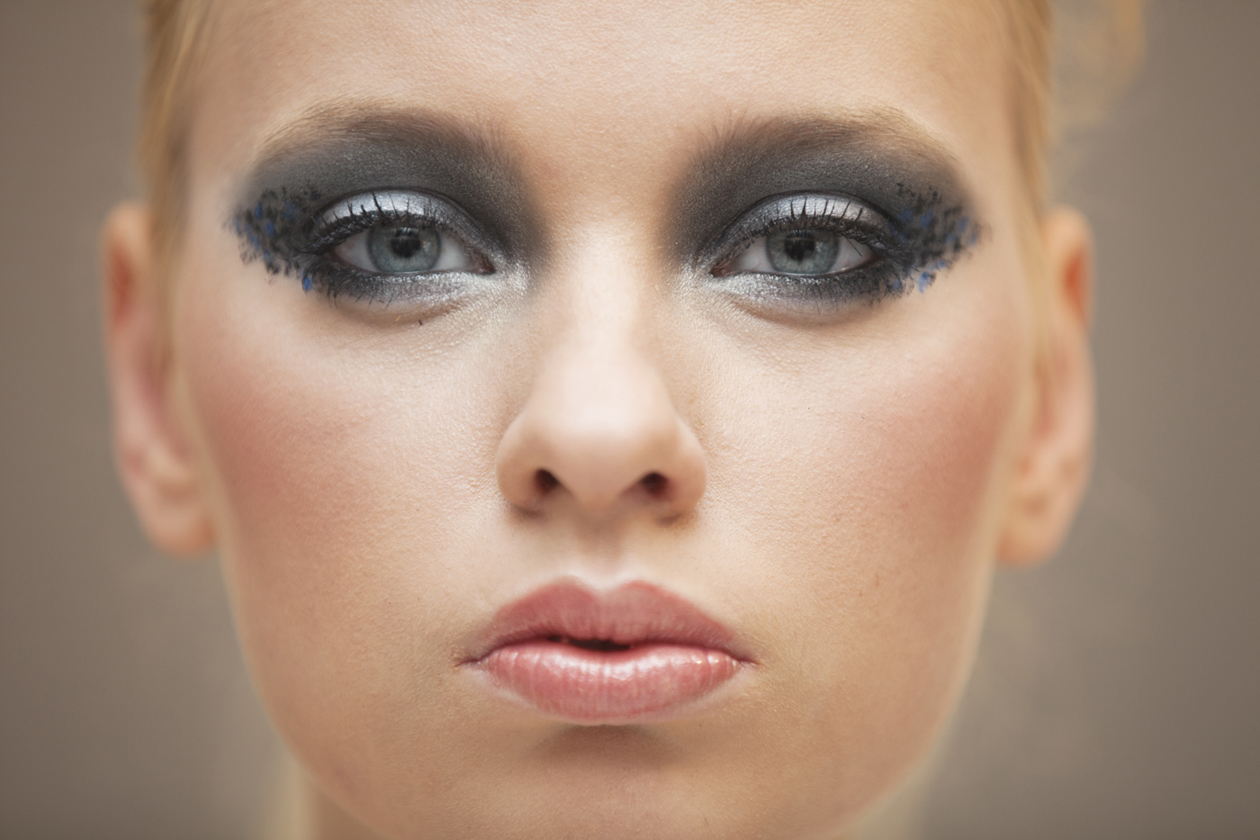 Un elegantissimo smoky blu e nero proposto ai Make Up Masters di Sephora 2012 by Lancôme. Sulle ciglia? Un abbondante passata di mascara Hypnôse