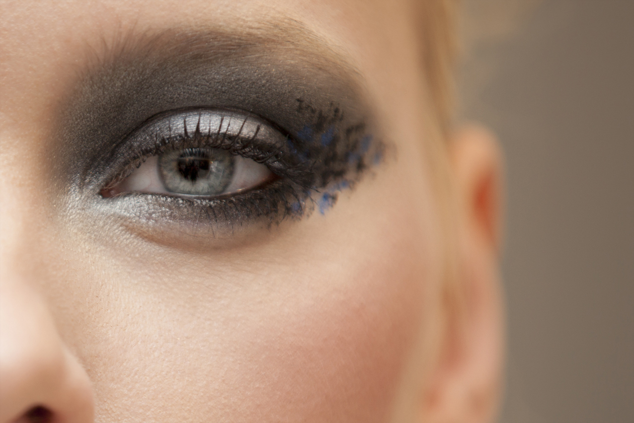 Un punto di povere chiara all’interno dell’occhio illumina lo sguardo