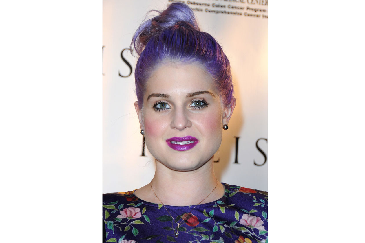 Un solo colore per Katy Osbourne che passa dal grigio al viola