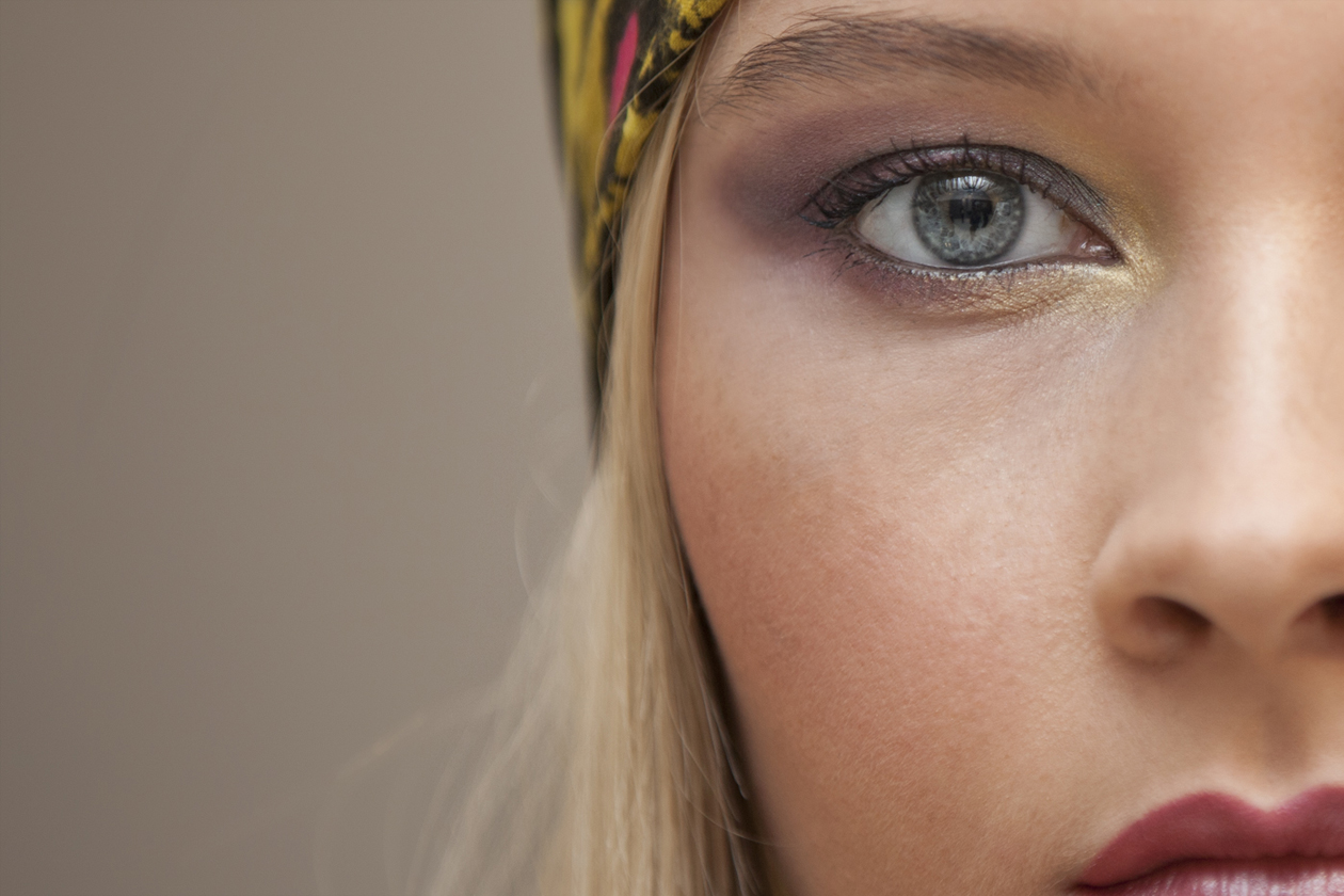 Una polvere più scura verso l’esterno dell’occhio regala profondità allo sguardo