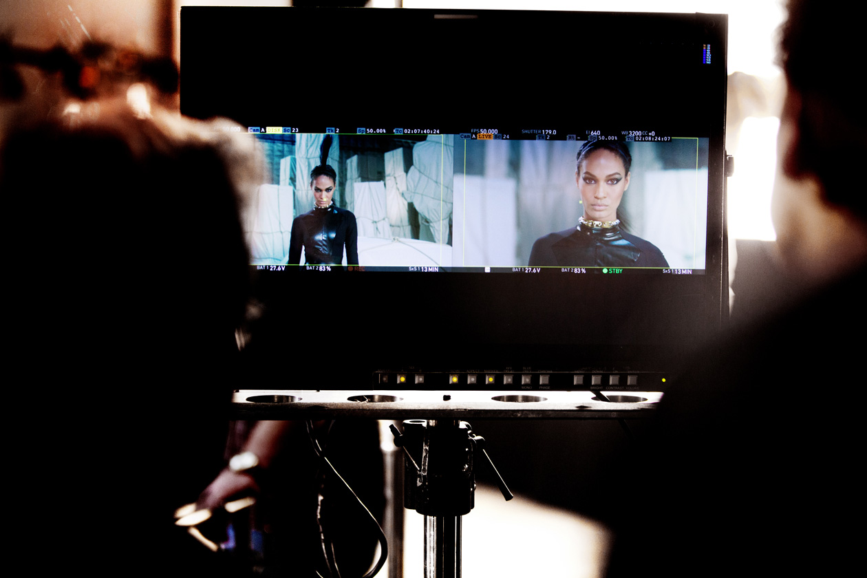 Mario Testino BTS Dan Medhu