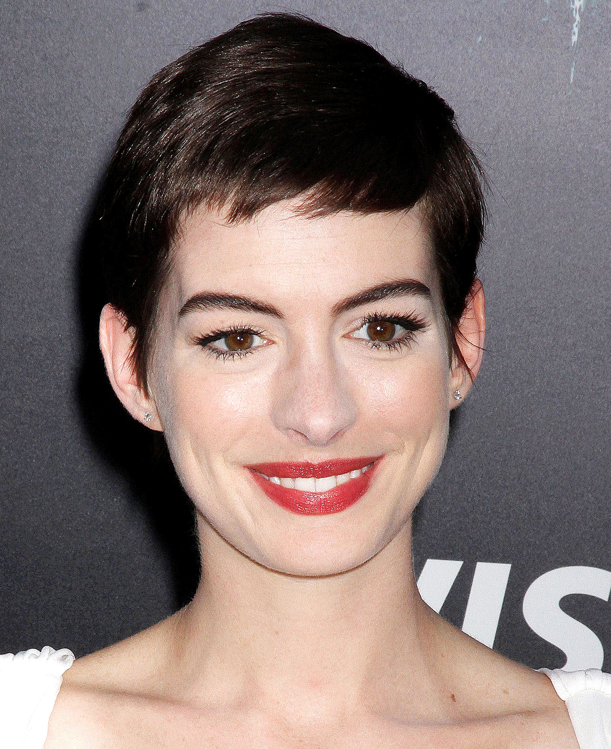 Anne Hathaway sfoggia con disinvoltura il suo nuovo look che segna l’addio definitivo alla lunga chioma