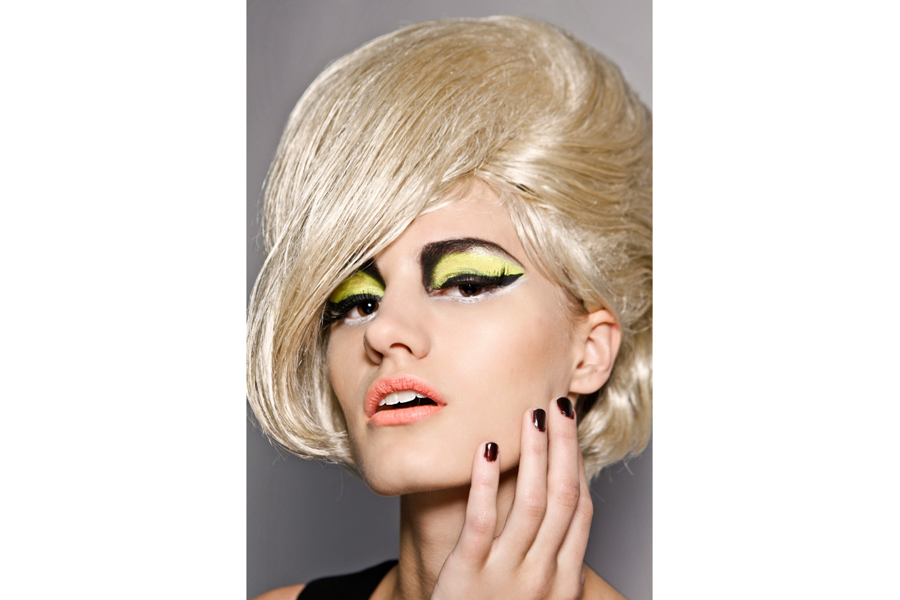 Capelli extra volume e smalto bordeaux scuro completano l’immagine di una donna che vive disinvolta sopra le righe (Geoffrey Mac)