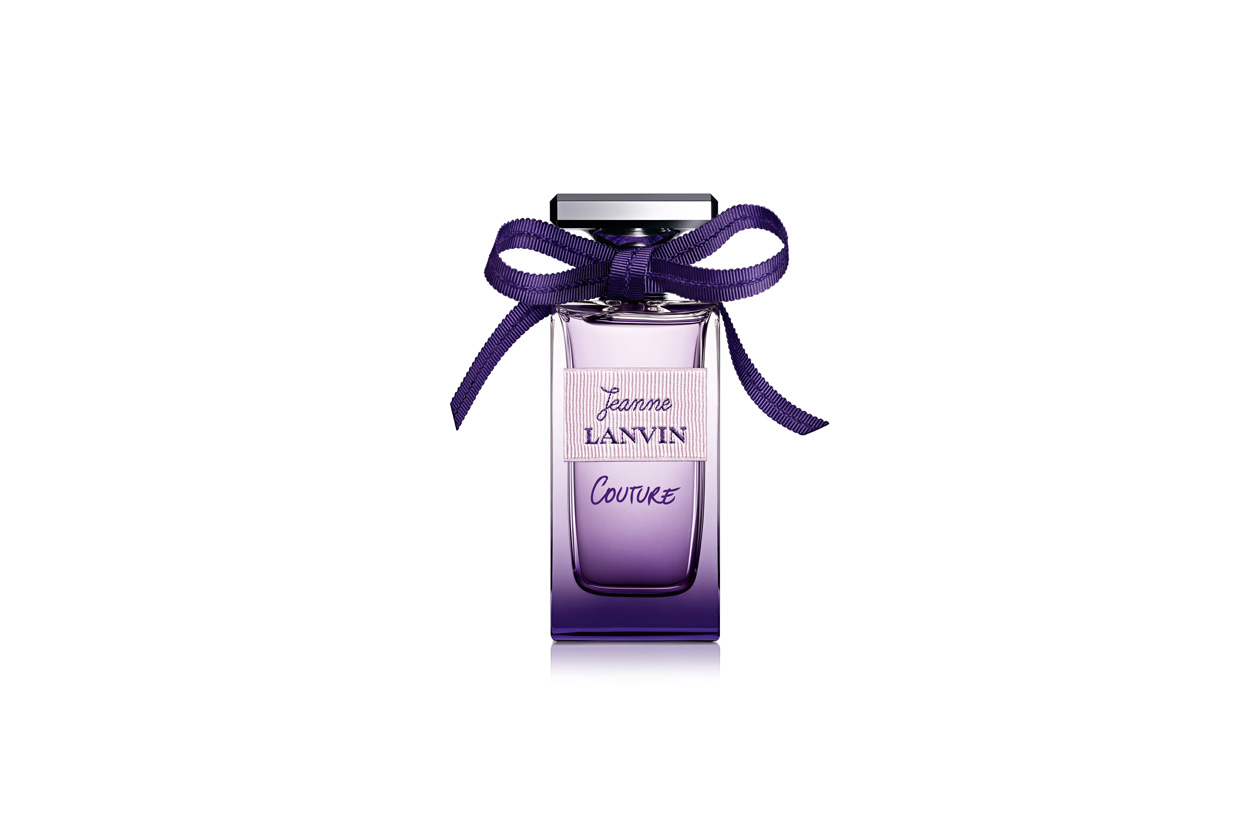 Jeanne Couture è la nuova fragranza Lanvin con un flacone che si veste con un nastro di canetè viola, come a voler richiamare l’estroso papillon dello stilista e i codici della Maison stessa