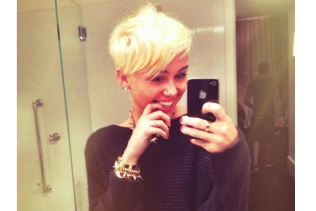 Miley Cyrus ha fatto un vero e proprio liveblogging del suo cambio di look