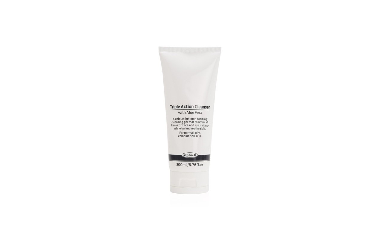 Triple Action Cleanser di Alpha-H è un detergente all’aloe vera leggero e non schiumoso