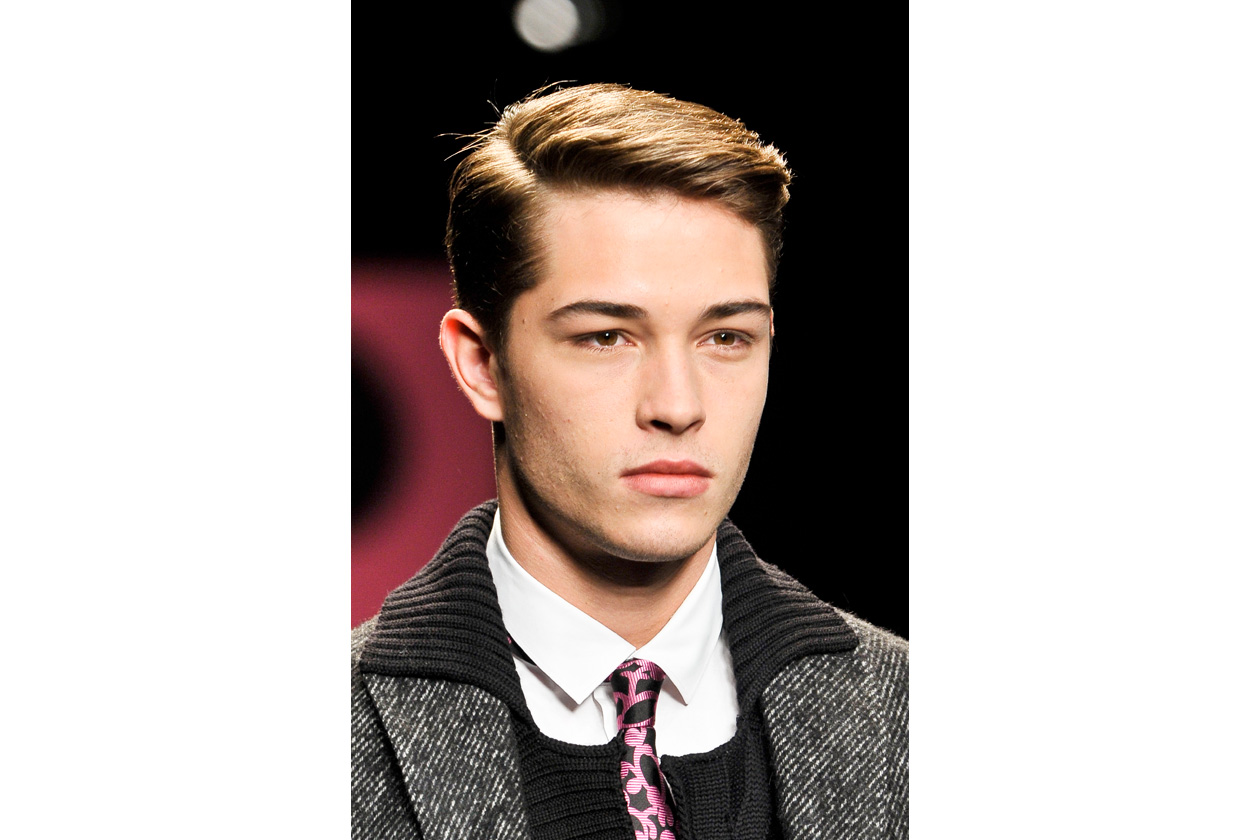 Capello ordinato con riga laterale per Enrico Coveri