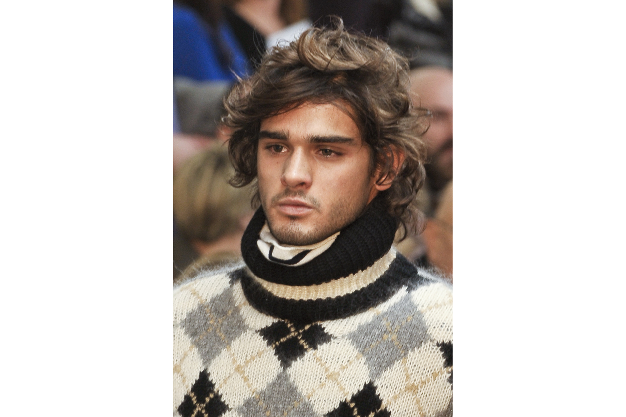 Ciuffo un po’ selvaggio per il modello Ermanno Scervino