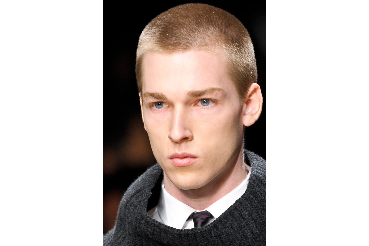 Cortissimi con lunghezza uguale su tutti i lati (Burberry Prorsum)