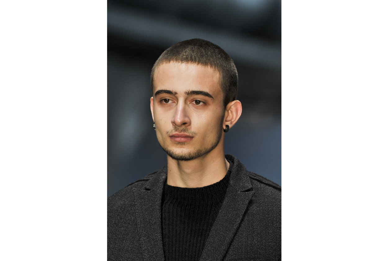 Decisamente minimal il look di Costume National