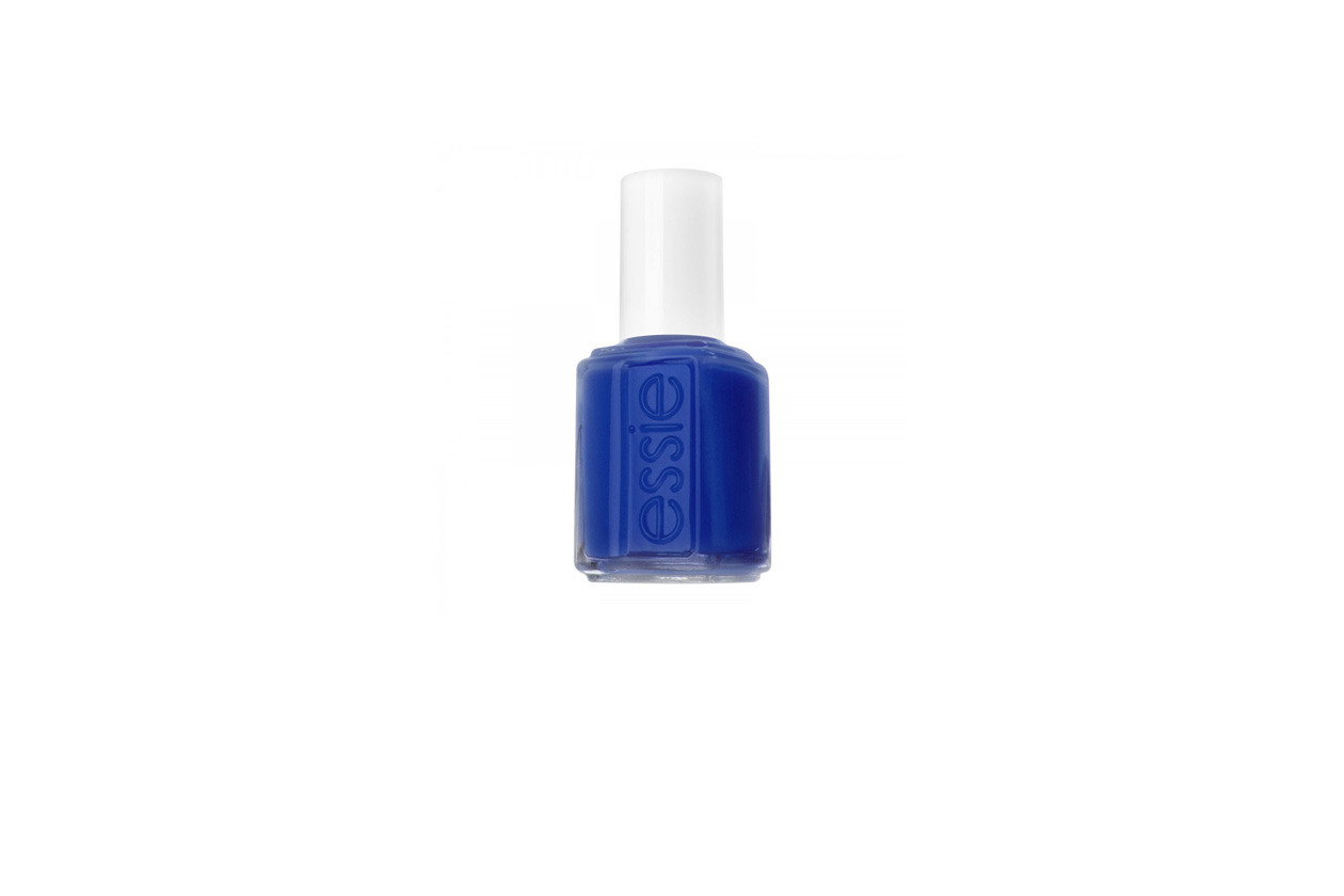 Essie Mesmerize è tra le nostre lacche blu preferite