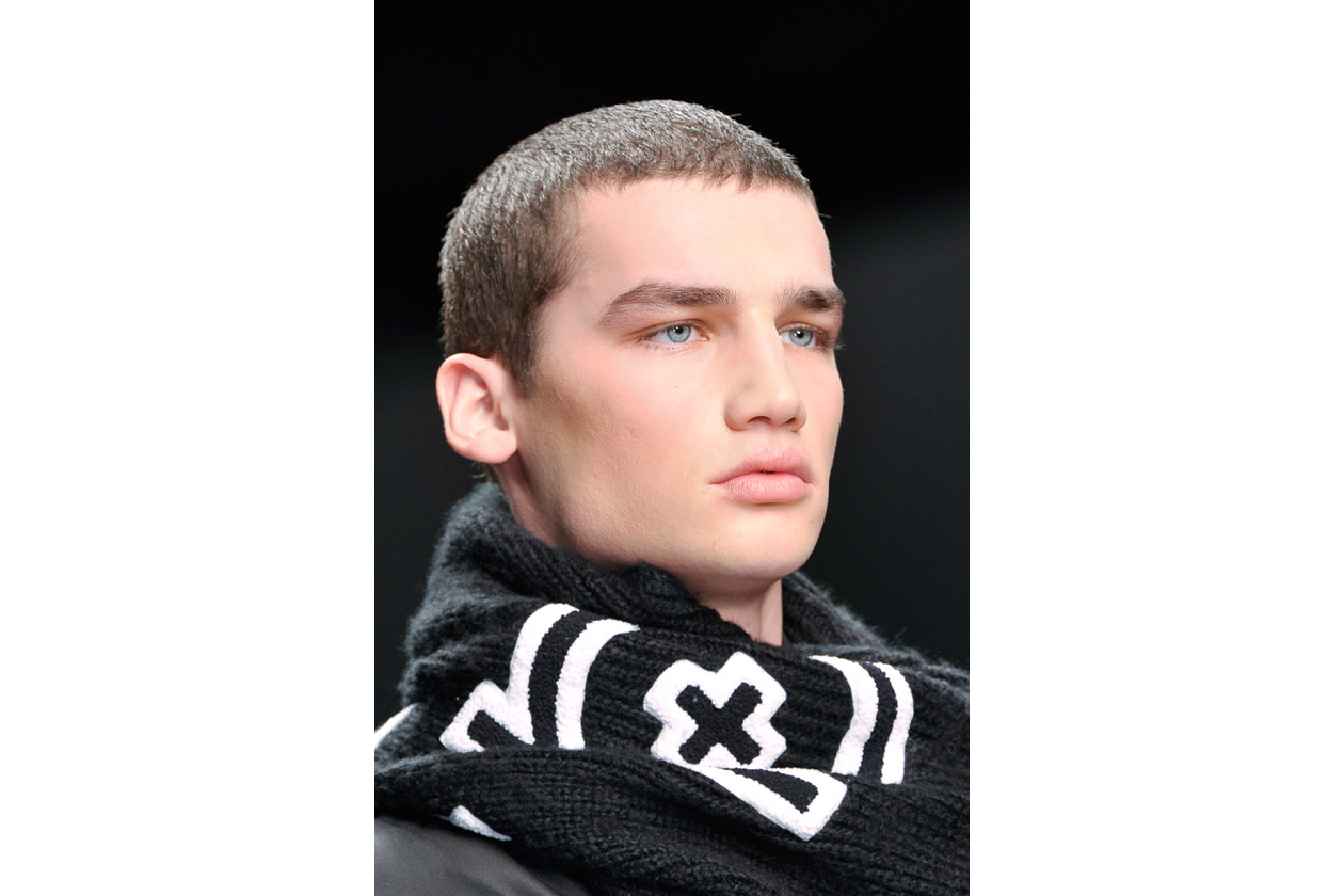 Il capello corto è ideale su un viso privo di imperfezioni (KTZ)