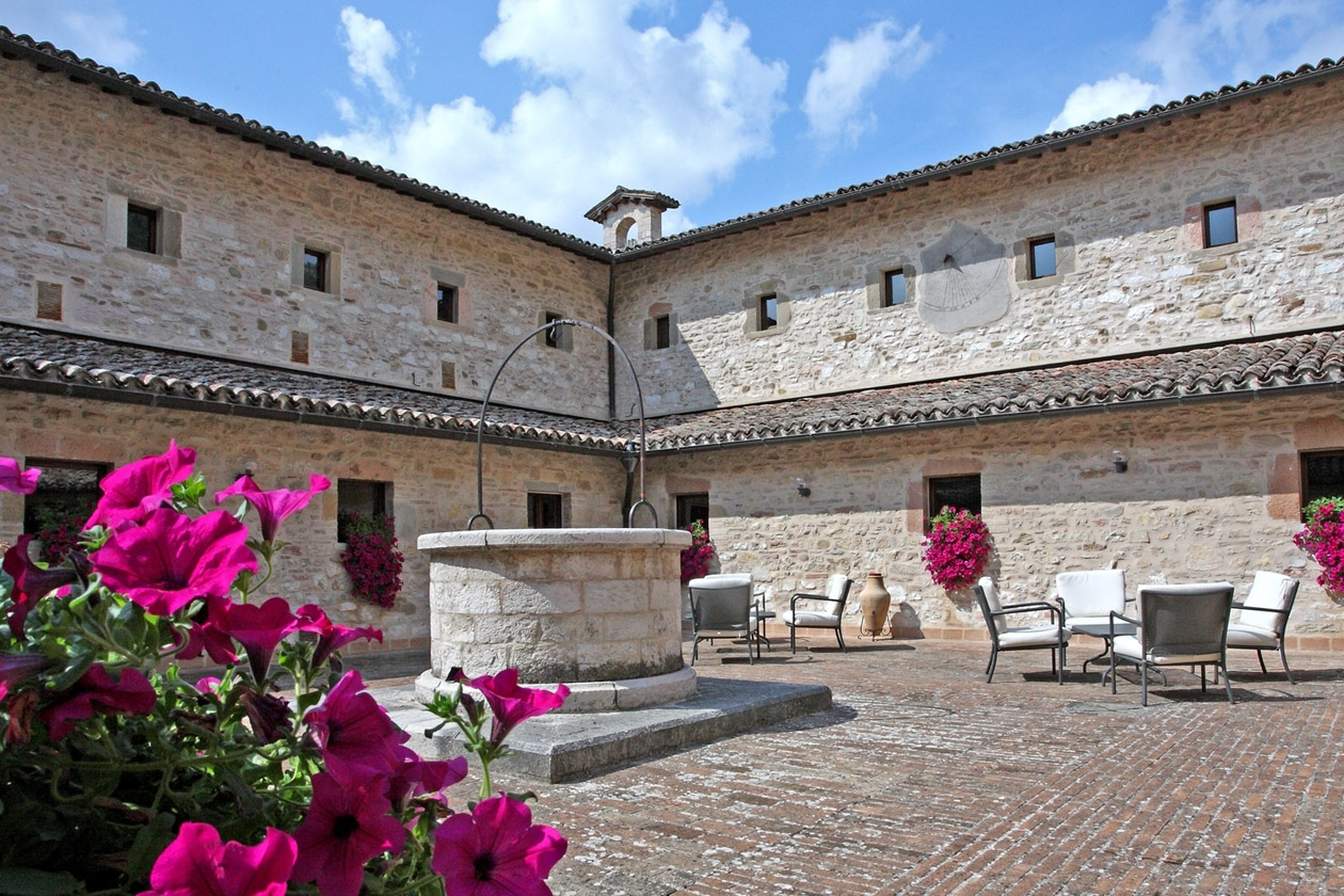 Il chiostro del Park Hotel ai Cappuccini situato sulle colline umbre