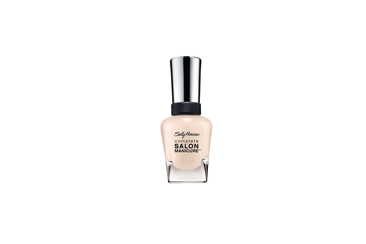 L’alternativa è una manicure con nuance delicate come lo Sheer Me Now di Sally Hensen